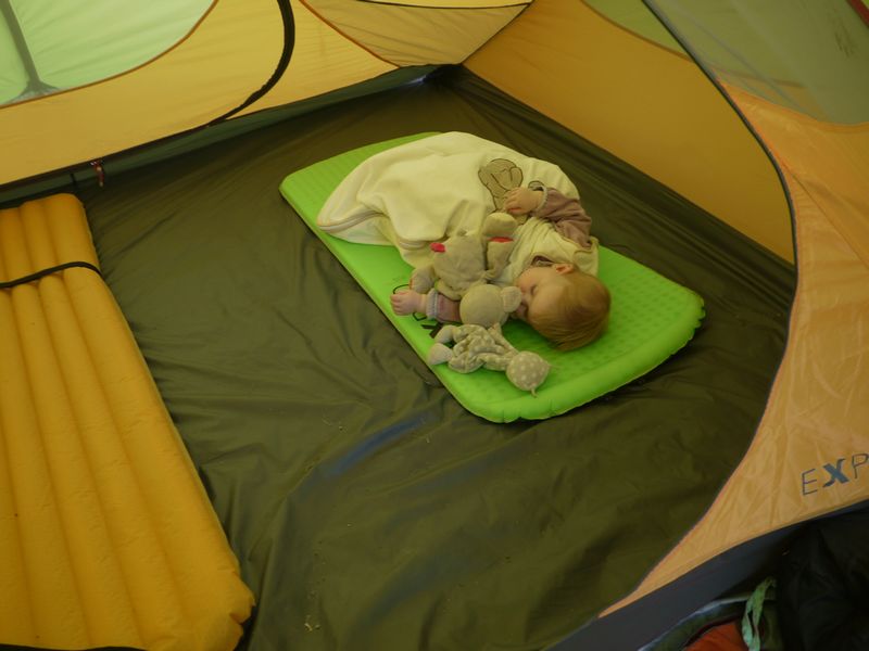 Enfant qui dort dans une tente