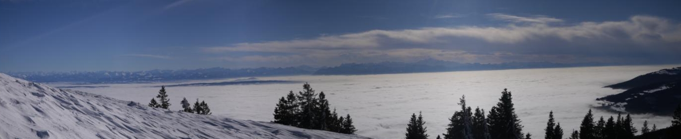 Panorama sur les alpes en hiver depuis le suchet (jura suisse)
