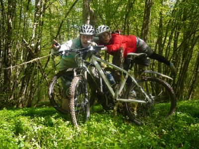 Créateurs de partir-en-vtt dans une posture délicate