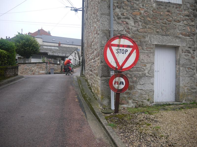 Panneau stop un peu ancien à Quarré-les-Tombes