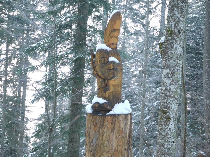 Titeuf sculpté sur un tronc d'arbre sur le sentier des statues en Suisse au départ de la sagne