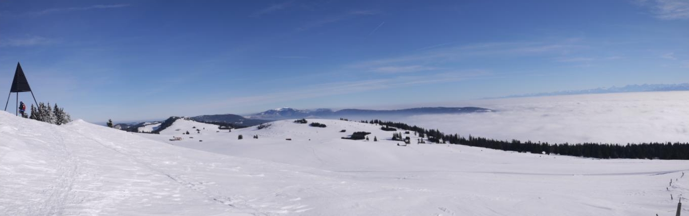 panorama sur le chasseral et les Alpes avec vue sur le mont racine