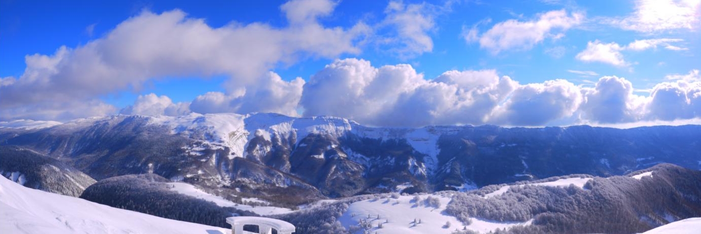 Panorama sur la haute chaîne de l'Ain depuis le crêt de chalam en hiver
