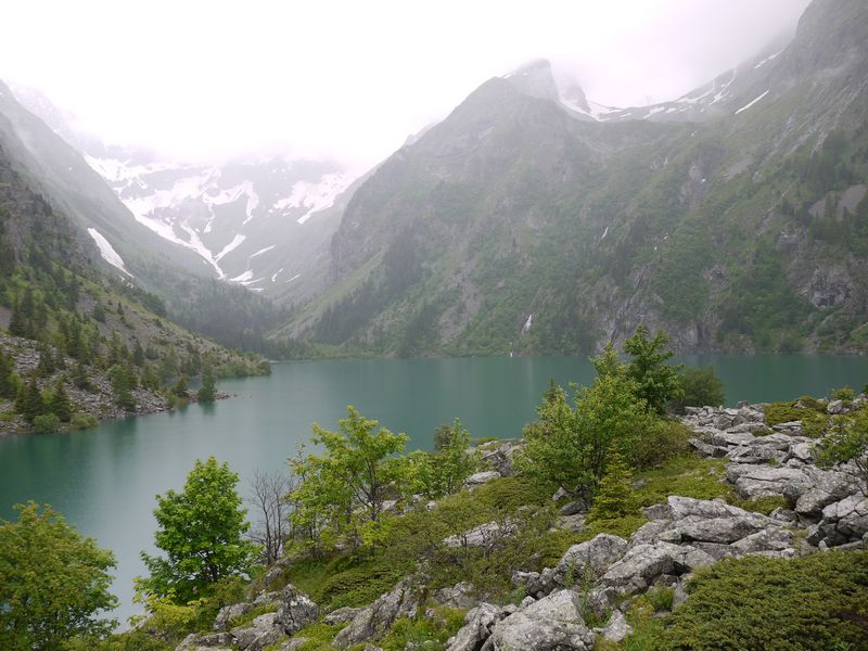 Le lac le Lauvitel entre montagnes et brume