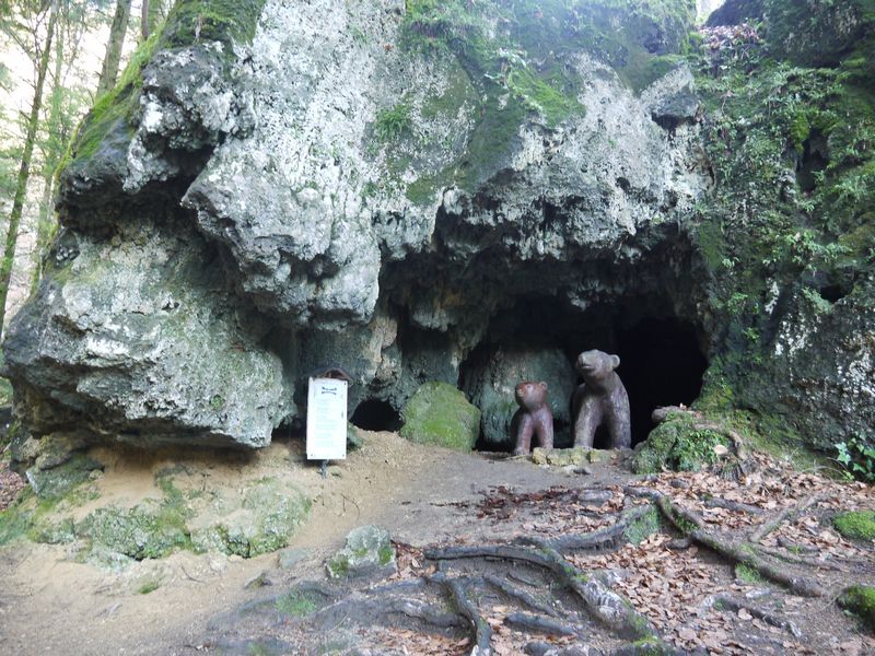 Grotte de l'ours, au village les Nans