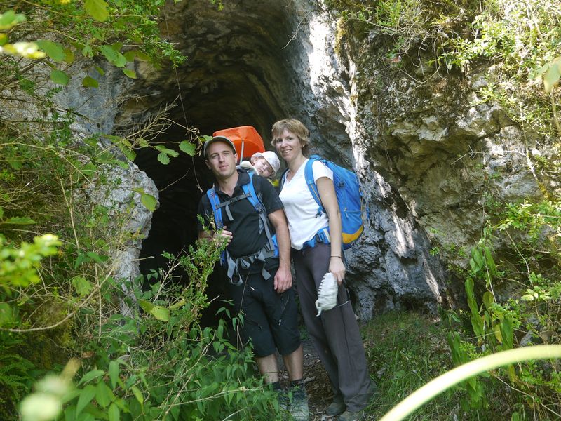 Devant la grotte du Renard dans la forêt de Brégille