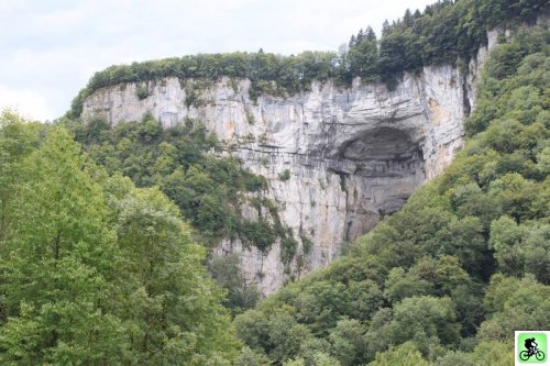 la grotte Sarrazine de loin