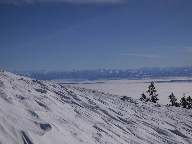 Congères et formations neigeuses devant les alpes, jura
