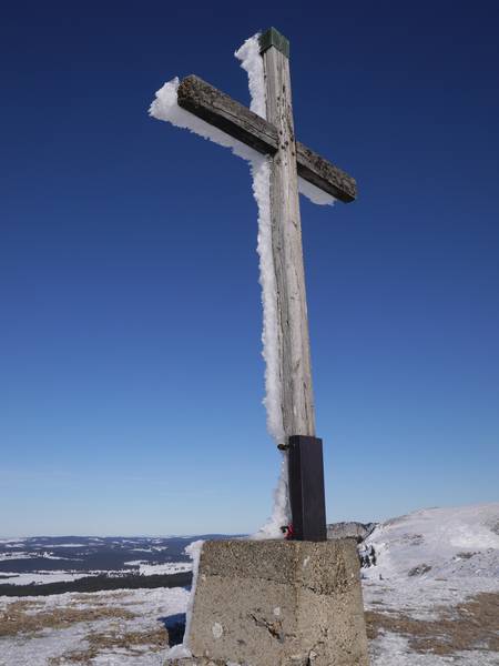La croix du suchet gelée avec ciel bleu