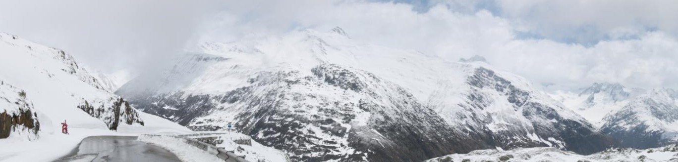 Au sommet du Grimselpass, la neige est présente. Vue sur le Furkapass (Suisse)